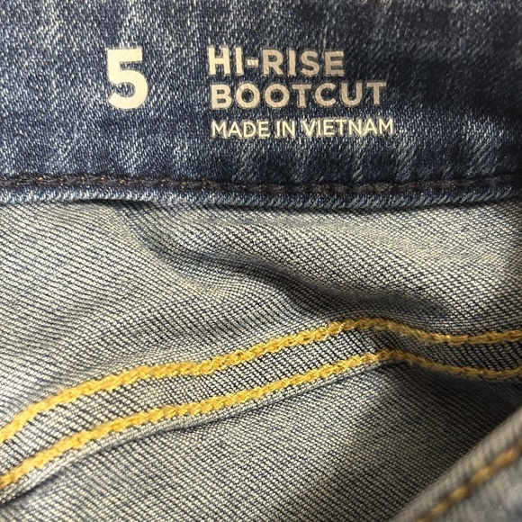 ARIZONA JEAN COMPANY Distressed Hi-Rise Bootcut Jeans Size: 5 - Picture 6 of 6